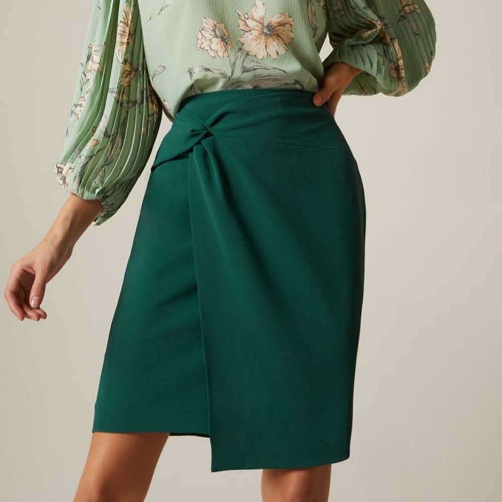 ⬇🆕 • RW&CO dark green skirt